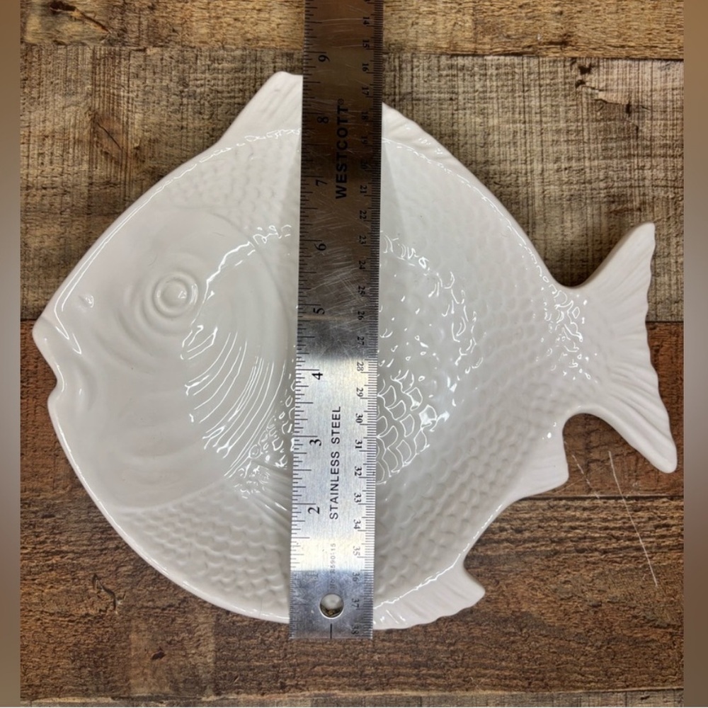 White Plate Vintage Whittier Unique
Pottery Ceramic Textured Fish Shaped Bowl - Picture 9 of 10